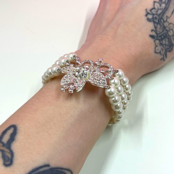 Vintage Y2K Triple Strand Pearl and Silver Abstract Flower Pendant Bracelet - Picture 6 of 9